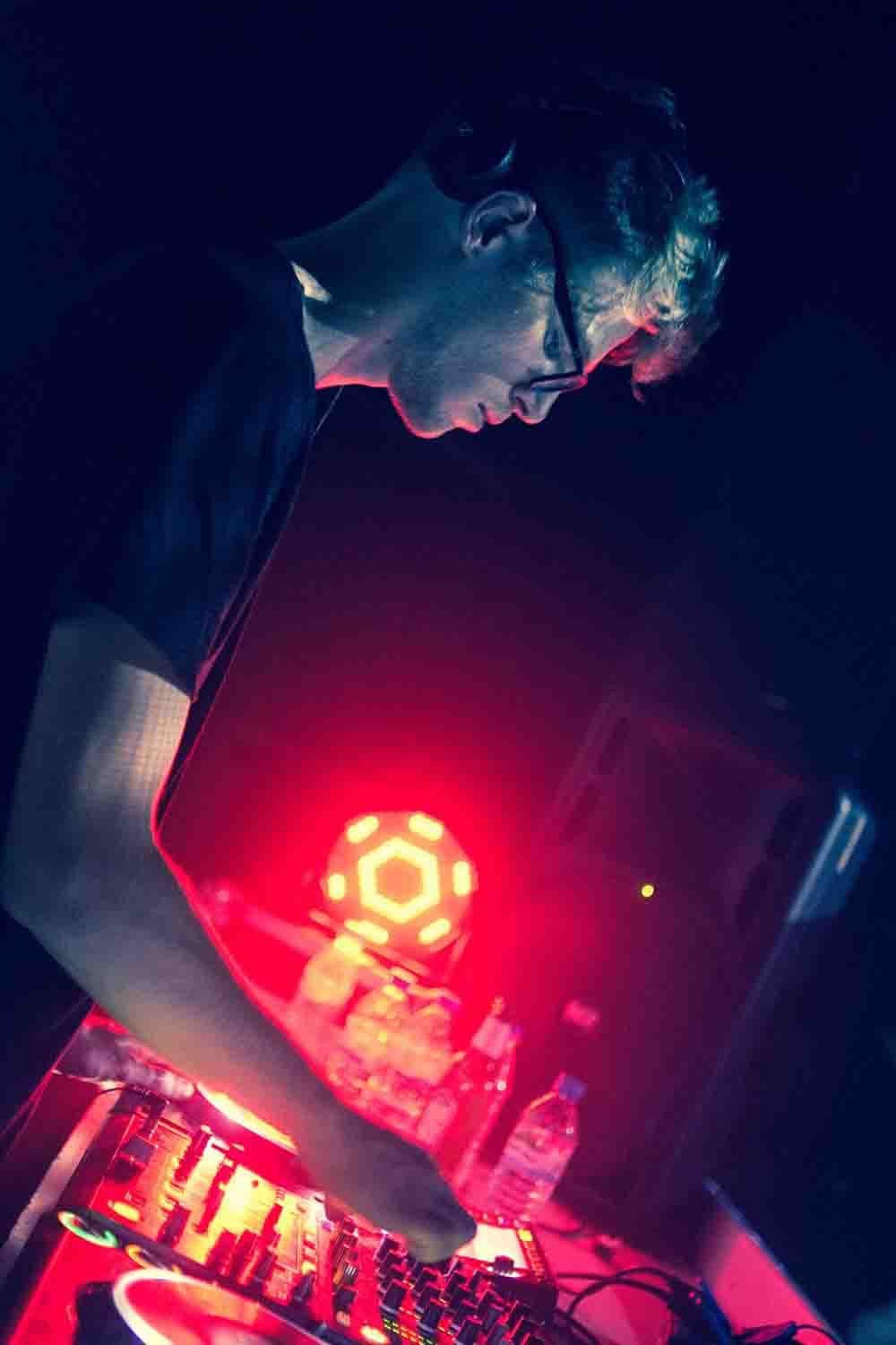 ARtroniks performing